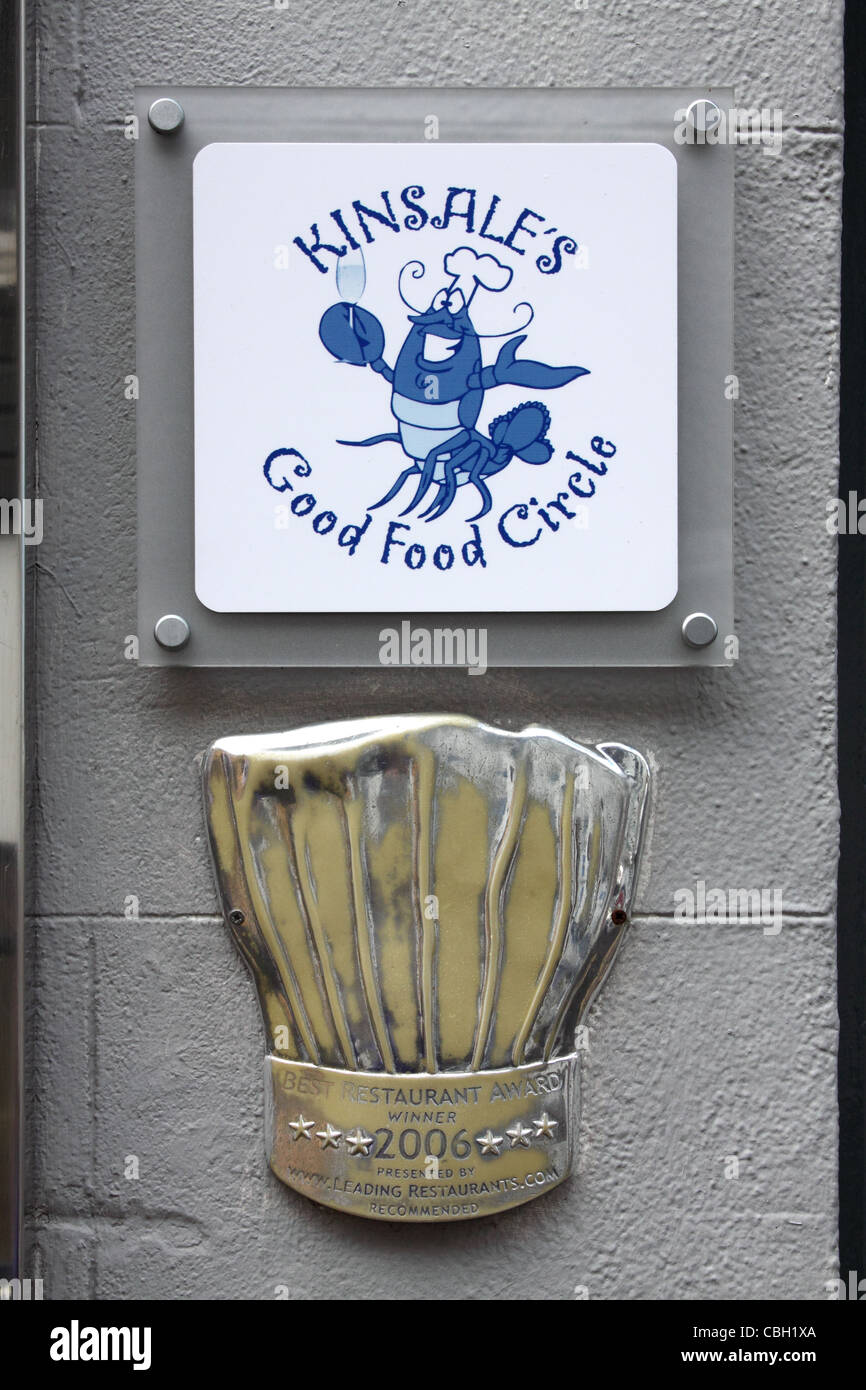 Kinsale 'Buon cibo cerchio' firmare al di fuori di un ristorante gourmet a Kinsale, County Cork, Irlanda Foto Stock