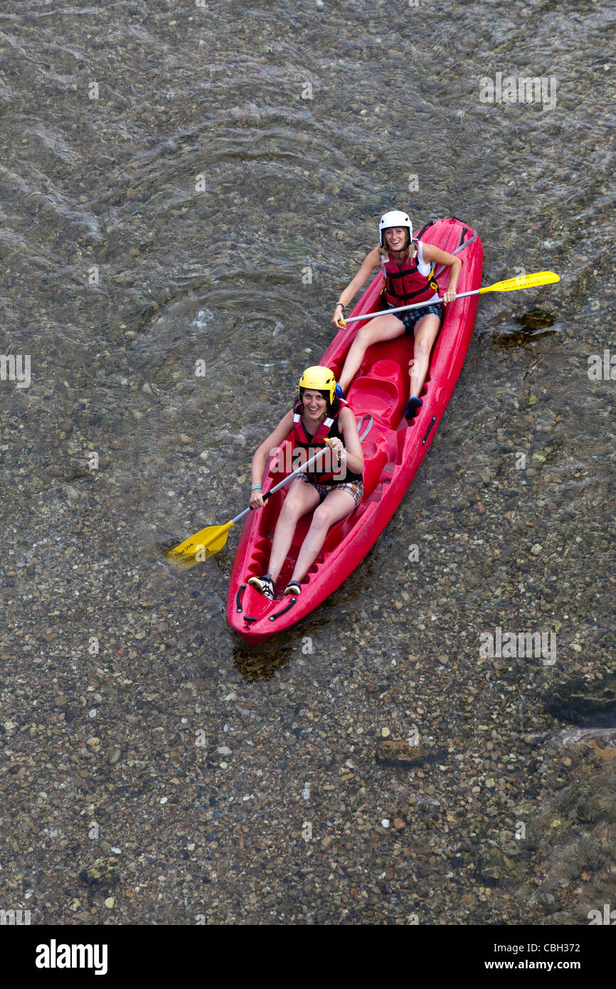 Le ragazze sport di avventura in canoa lungo il fiume a Les Vignes Gorges du Tarn Francia Foto Stock