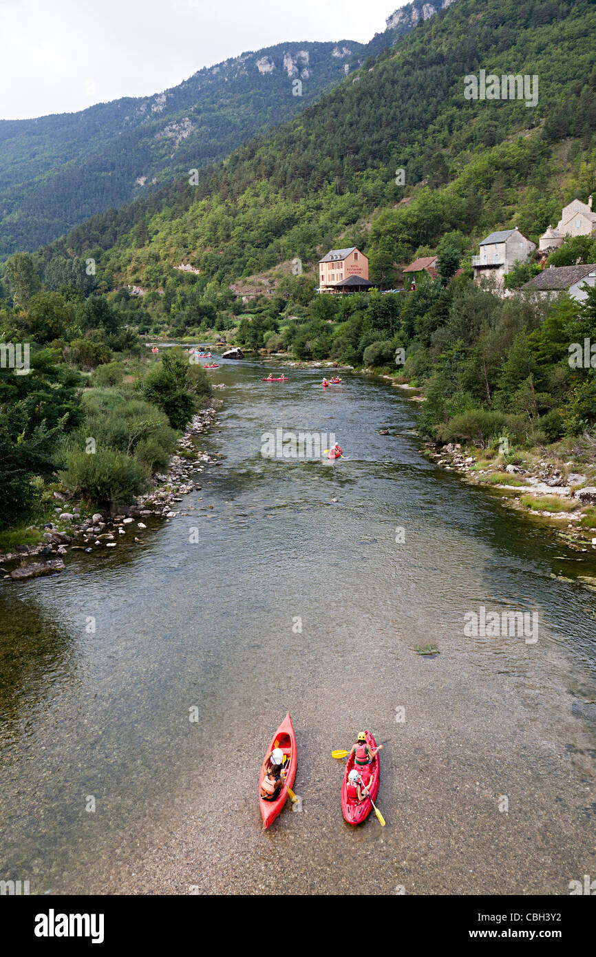 Sport di avventura in canoa lungo il fiume a Les Vignes Gorges du Tarn Francia Foto Stock