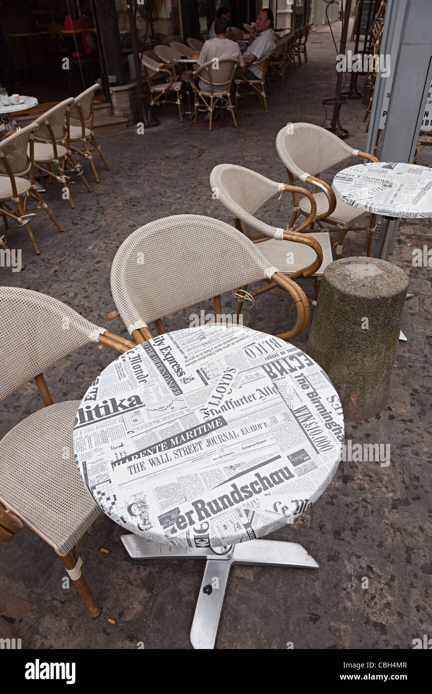 Street cafe con tavoli coperti da titoli di giornale Auxerre Francia Foto Stock