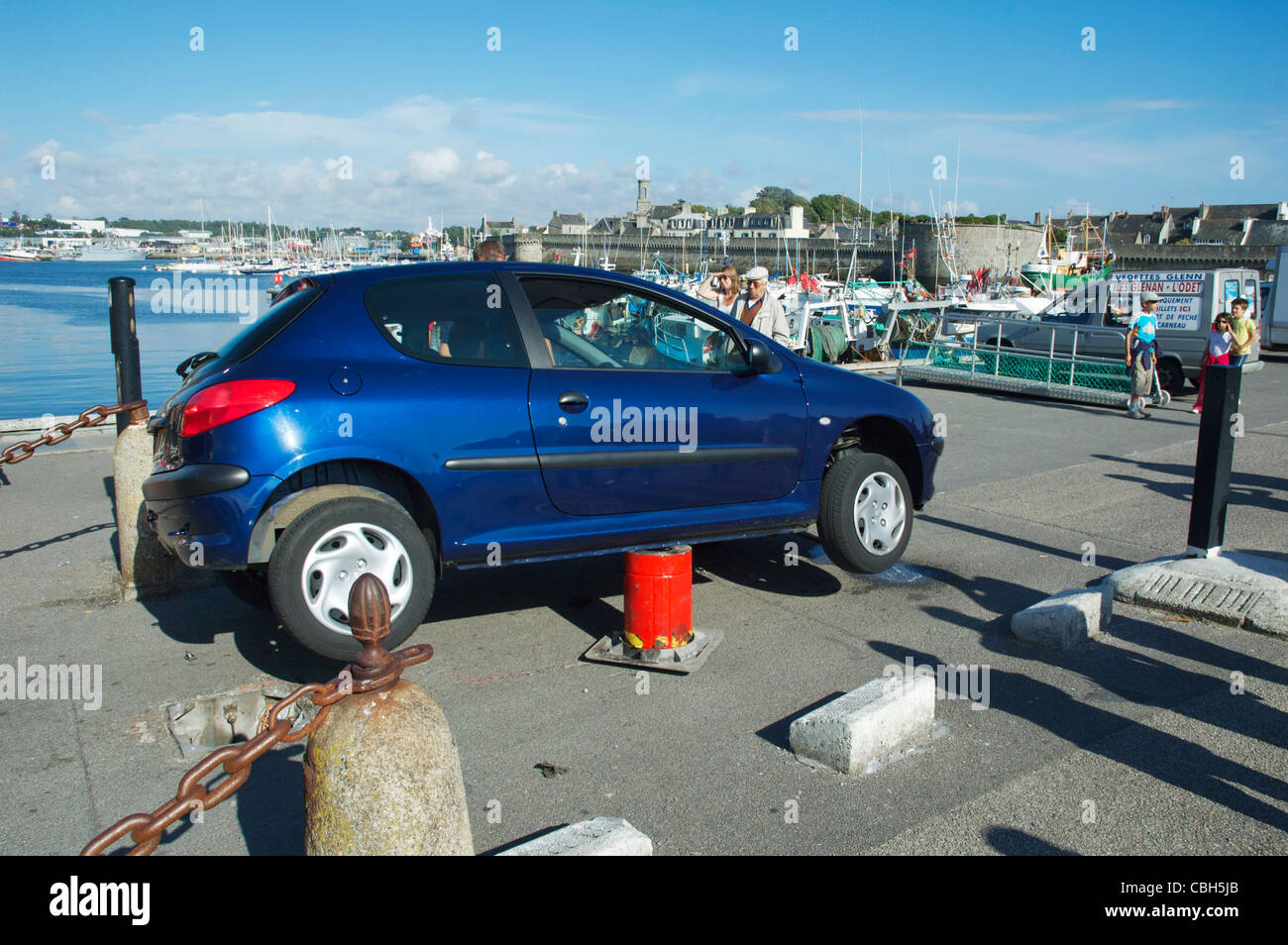 Vettura bloccato su un aumento bollard nella zona del porto a Concarneau Bretagna Francia Foto Stock