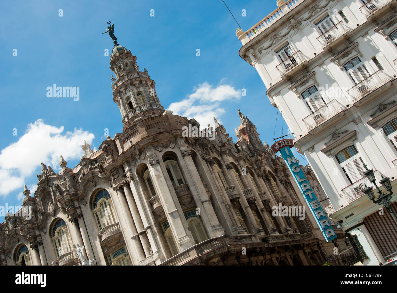 Hotel segno Inglateria wihh Grand Theatre in background ,Havana Vieja Foto Stock