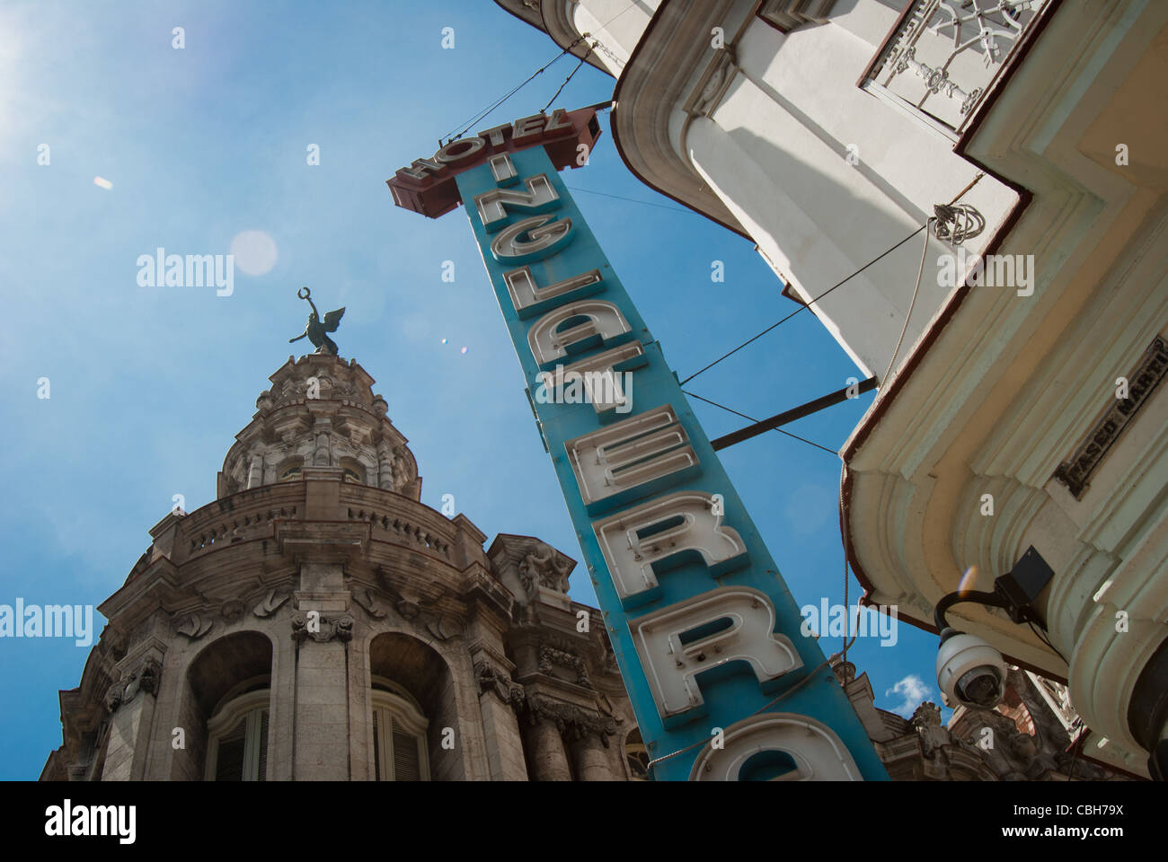 Hotel segno Inglateria wihh Grand Theatre in background ,Havana Vieja Foto Stock