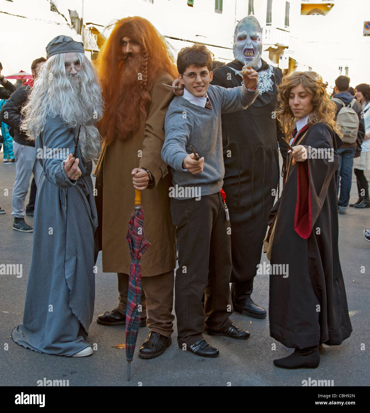 I giovani vestiti come i caratteri da Harry Potter film: Lucca Comics and  Games festival 2011, Toscana, Italia Foto stock - Alamy