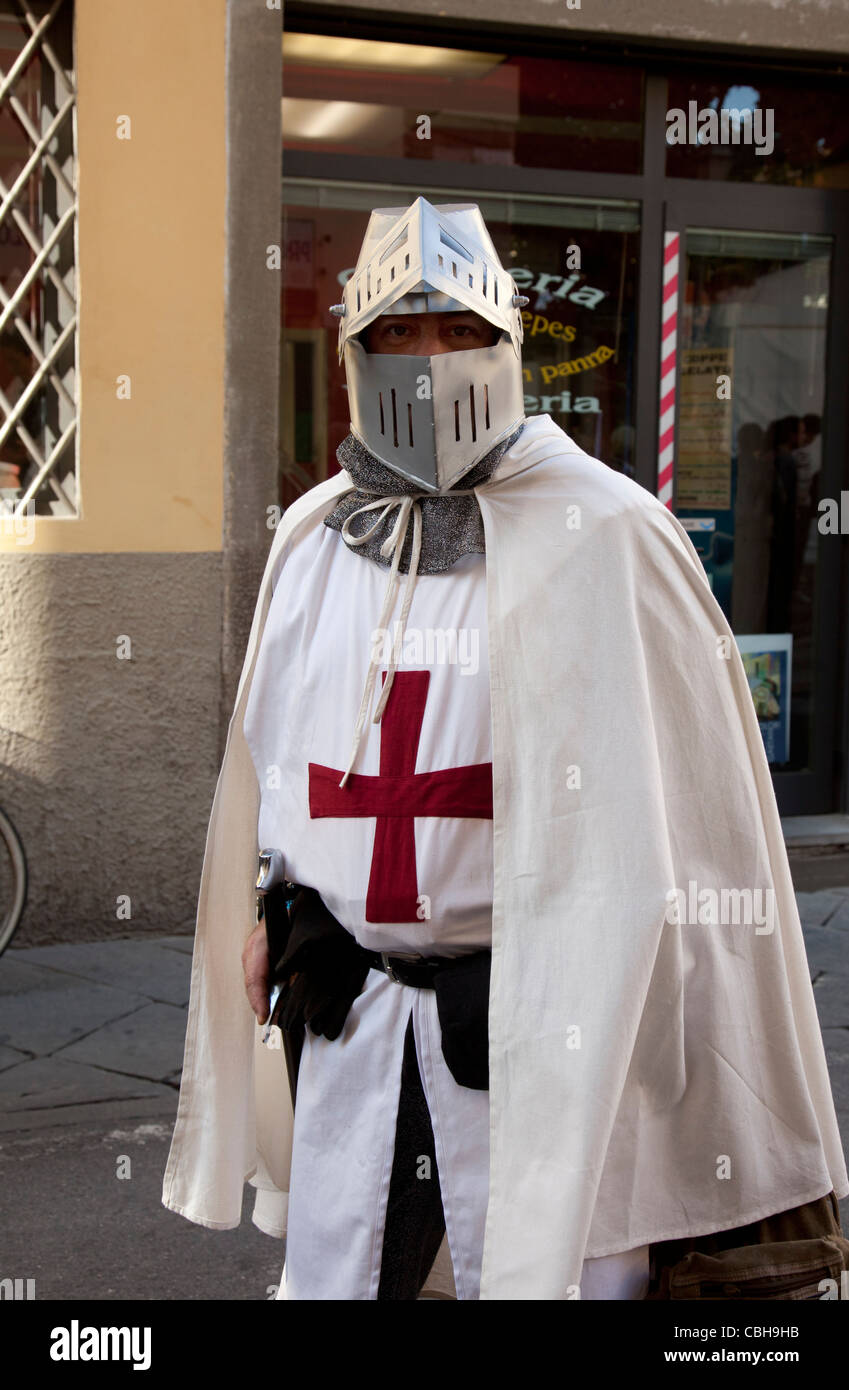 Uomo vestito come un cavaliere templare: Lucca Comics and Games festival 2011, Toscana, Italia Foto Stock