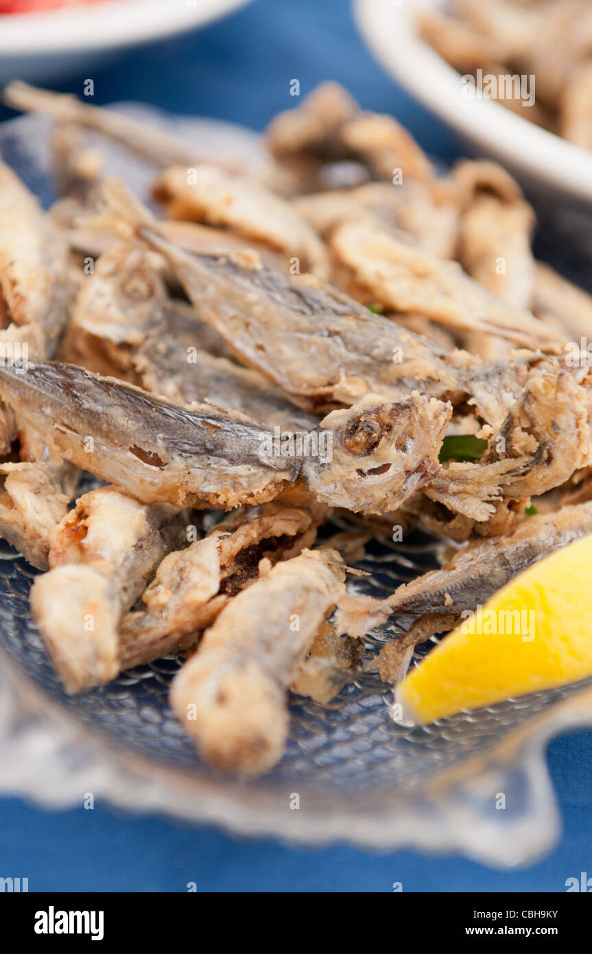 La tradizione bulgara - pesce fritto Trachurus Foto Stock