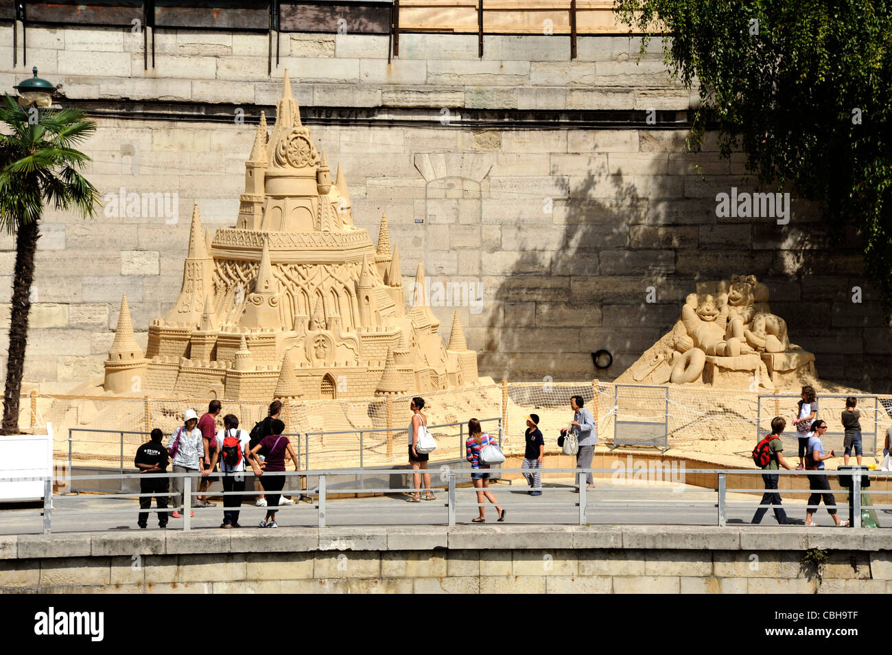 Paris Plage,Francia,Paris beach,la scultura di sabbia,Quai du Louvre,Senna Foto Stock