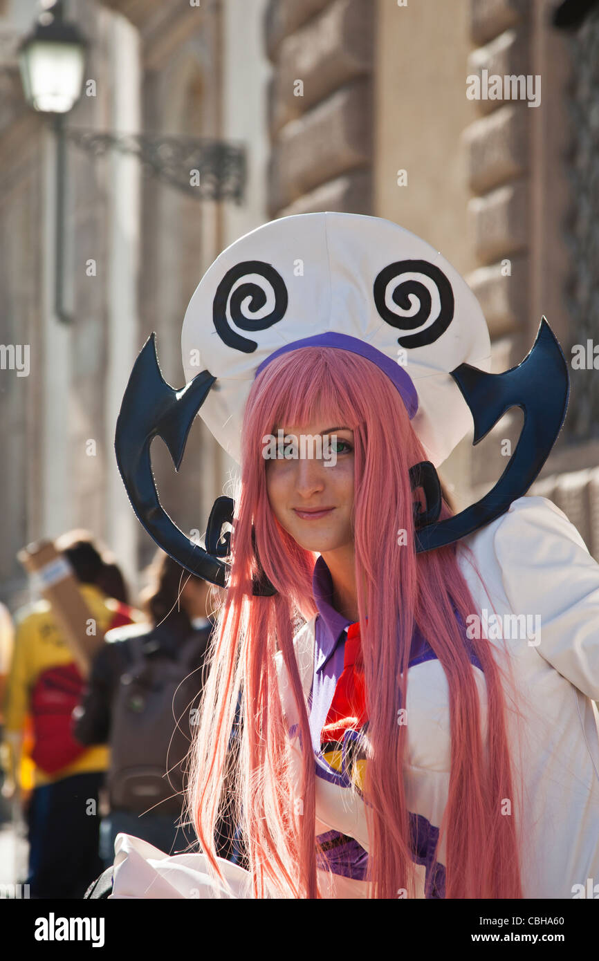 Giovane donna vestito durante il Lucca Comics and Games festival 2011, Toscana, Italia Foto Stock