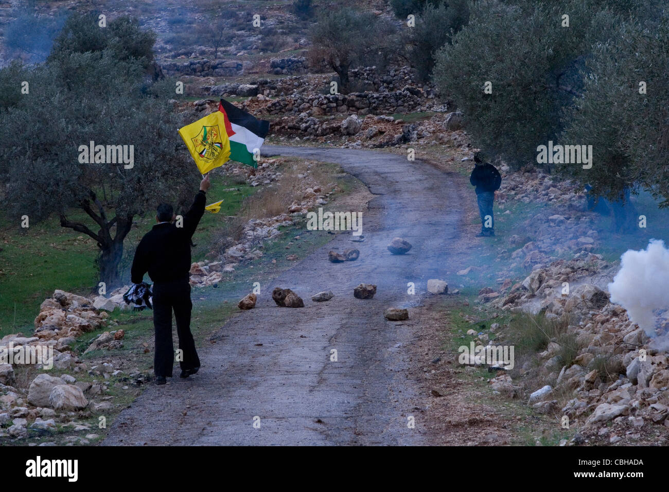 Un locale protesta palestinese vicino al villaggio palestinese di Bil'contro la Cisgiordania, Israele. Foto Stock