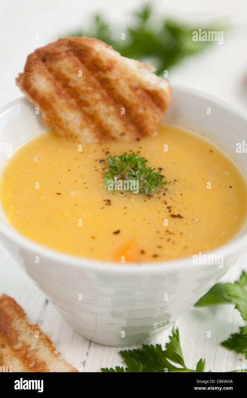 Tradizionale crema vegetariana zuppa di patate Foto Stock