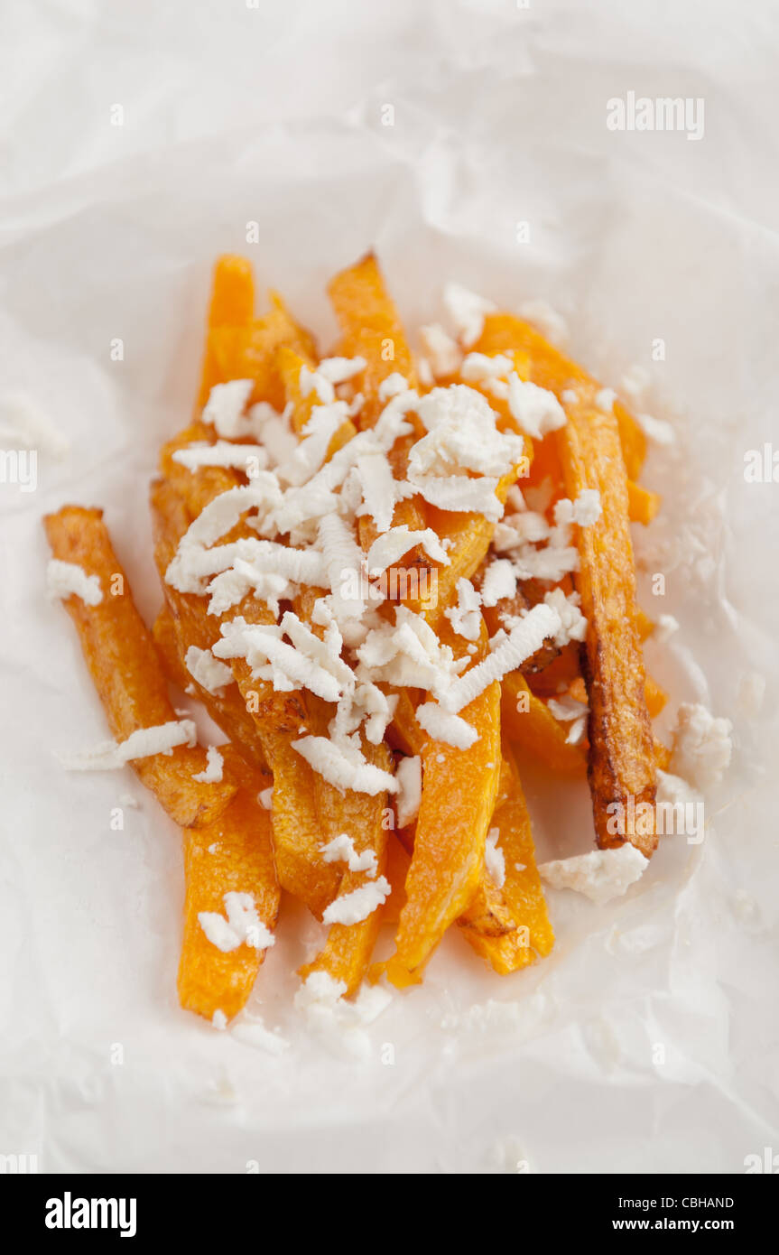 Chip stagionale fatta di zucca fritti con formaggio feta Foto Stock