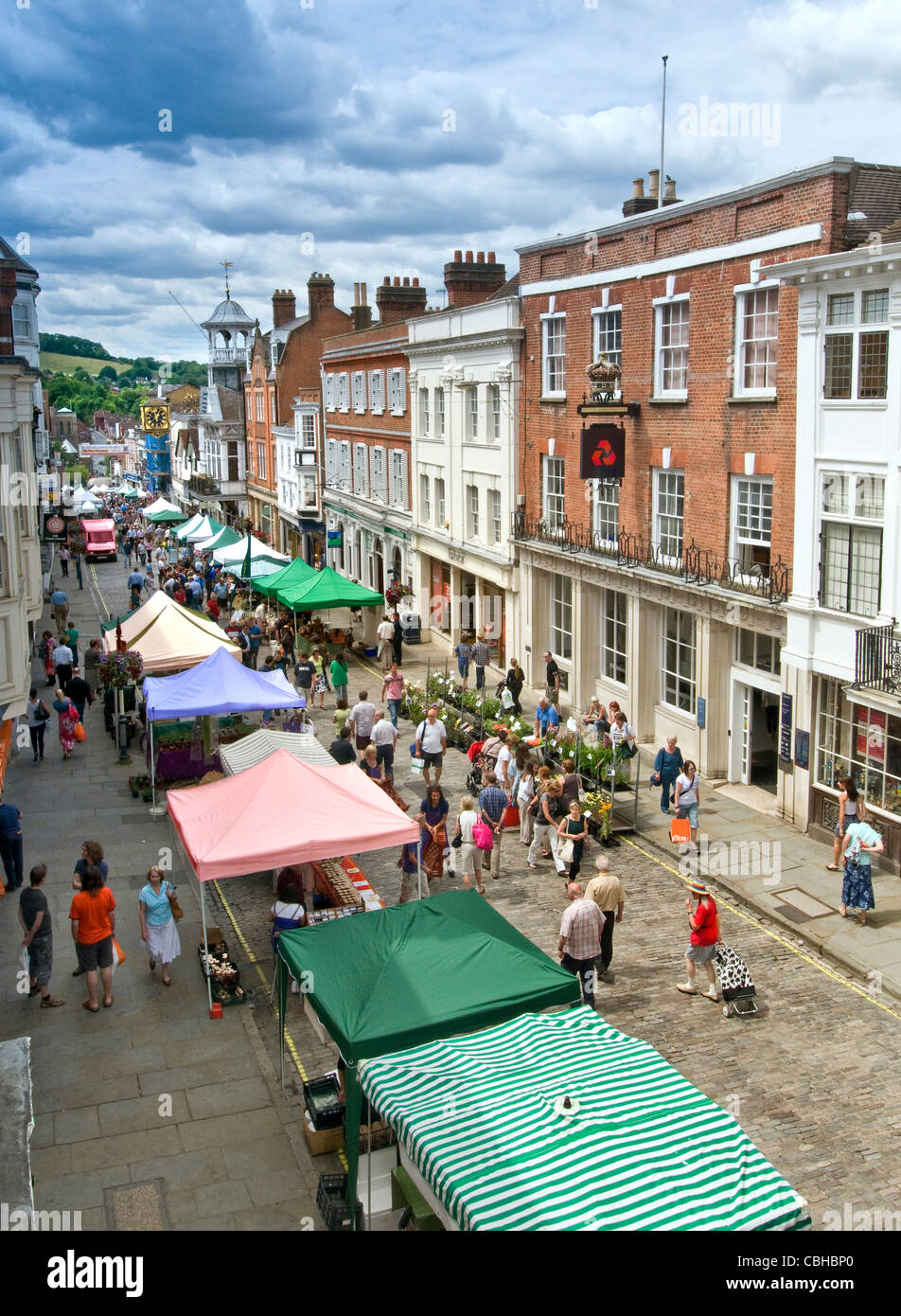 Bancarelle all'aperto di Guildford Food storico High Street e gli acquirenti in un'intensa giornata di mercato estivo Guildford Surrey UK Foto Stock