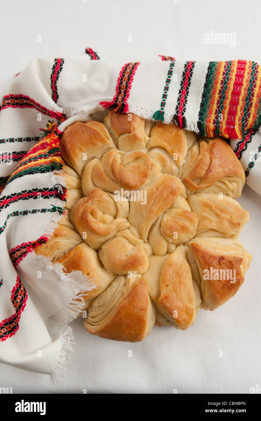 Pita pane cotto in Bulgaria per il Natale con una moneta dentro per fortuna e prosperità Foto Stock