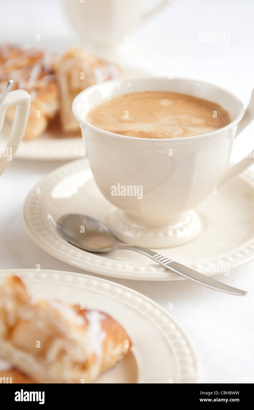 Freschi Fatti in casa apple croissant francesi realizzato per la prima colazione con tazza di caffè Foto Stock