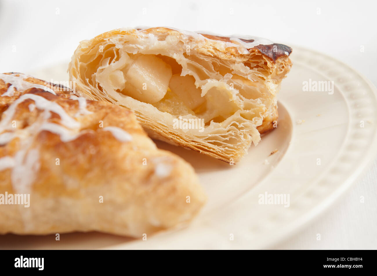 Freschi Fatti in casa apple croissant francesi realizzato per la prima colazione Foto Stock