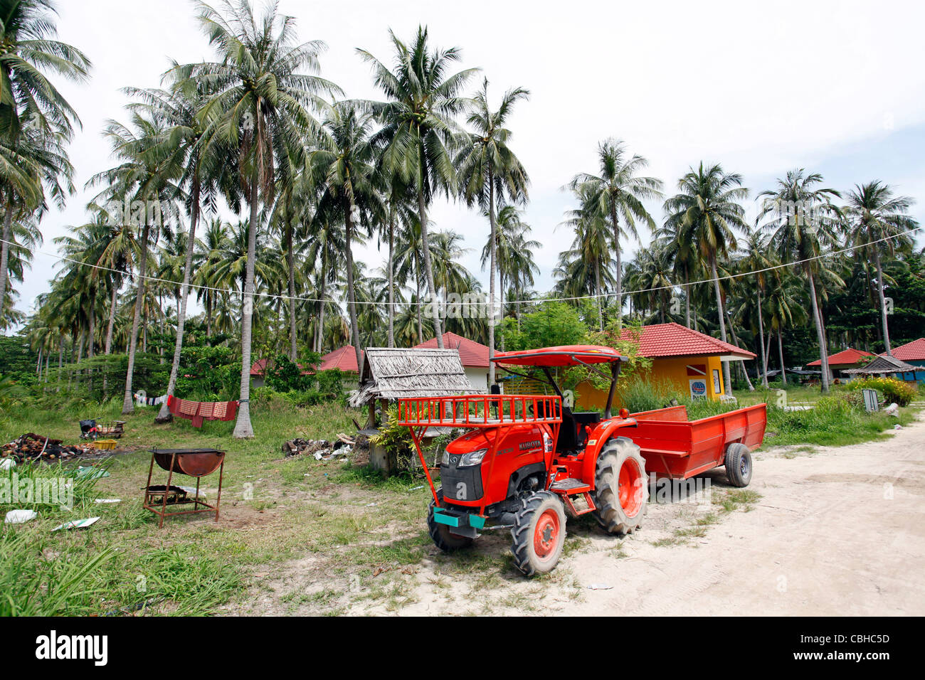 Il trattore e gli edifici su Raya Island, Phuket, Tailandia Foto Stock