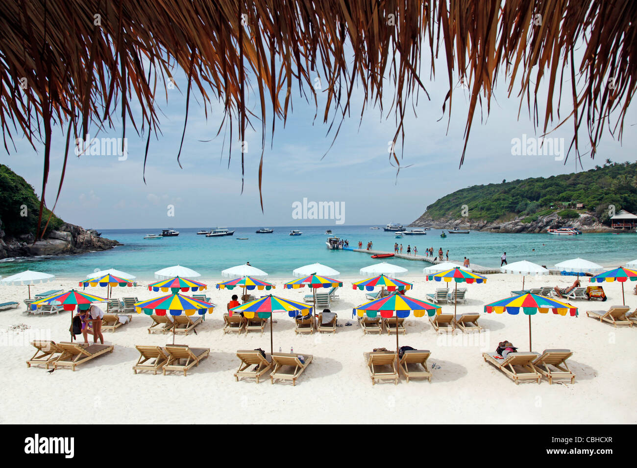 Sedie a sdraio e ombrelloni sulla spiaggia sabbiosa di vacanza spiagge della Baia di PATOK Pulizia su Raya Island, Phuket, Tailandia Foto Stock