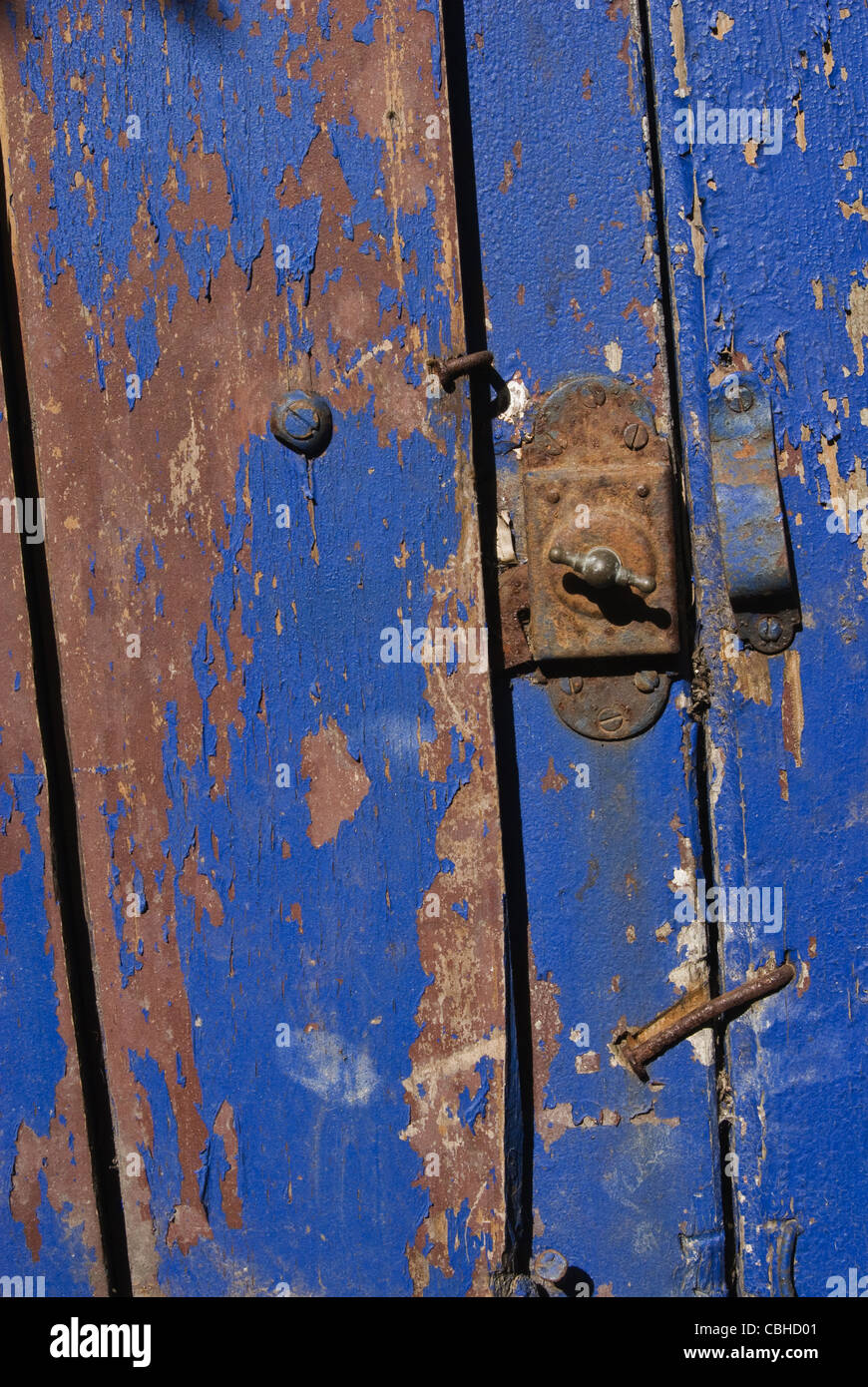 Vintage in legno porta blu vicino. Utile come sfondo per la progettazione di opere. Foto Stock