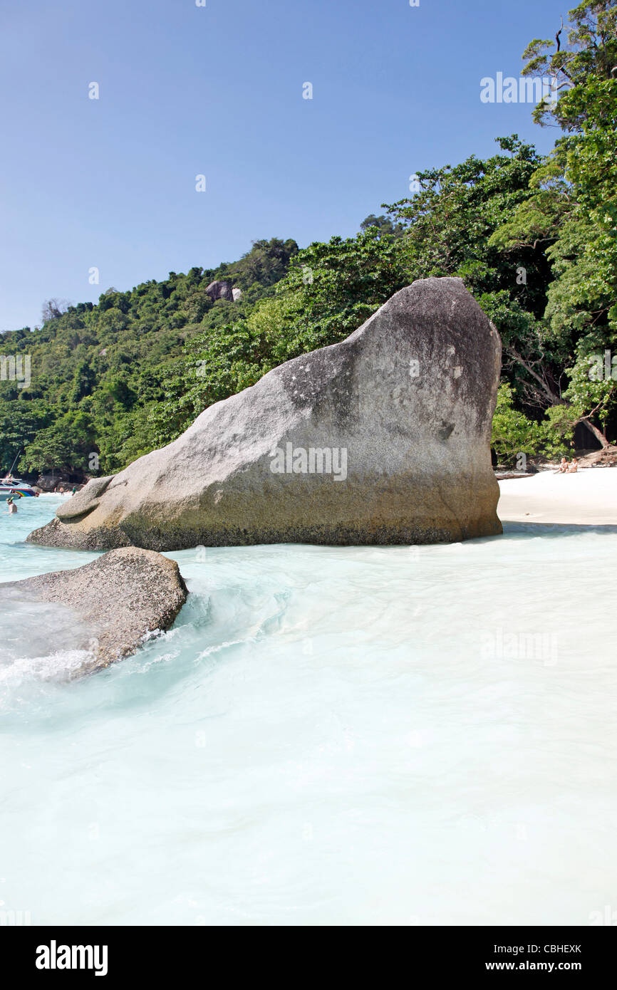 Rocce di rocky spiaggia sabbiosa tropicale sull isola di Miang, Isole Similan, Phang-Nga, vicino a Phuket, Tailandia Foto Stock