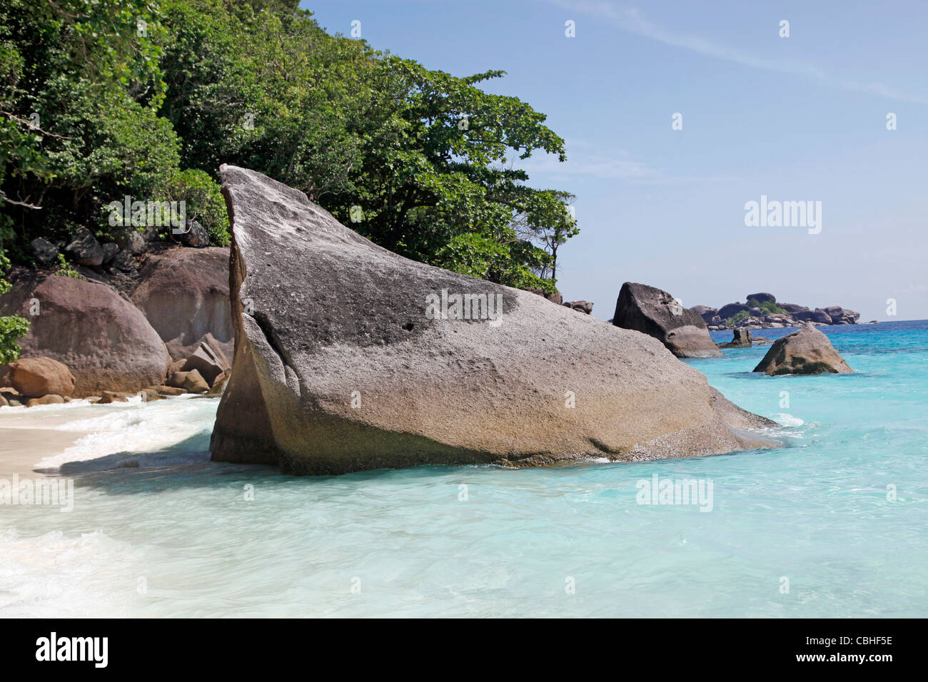 Spiaggia sabbiosa tropicale scena con alberi e rocce di Miang isola, isole Similan, Phang-Nga, vicino a Phuket, Tailandia Foto Stock