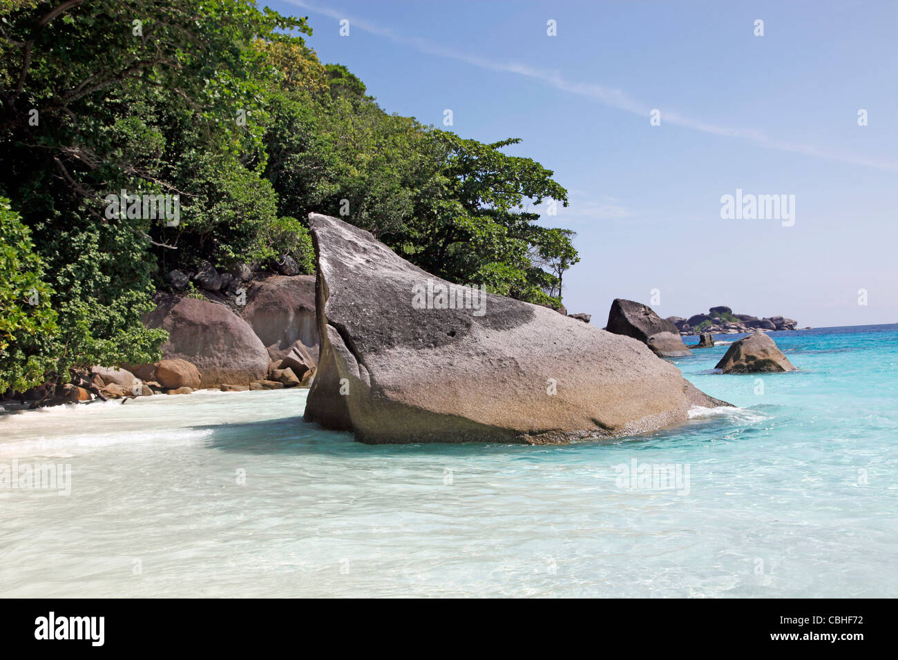 Spiaggia sabbiosa tropicale scena con alberi e rocce di Miang isola, isole Similan, Phang-Nga, vicino a Phuket, Tailandia Foto Stock
