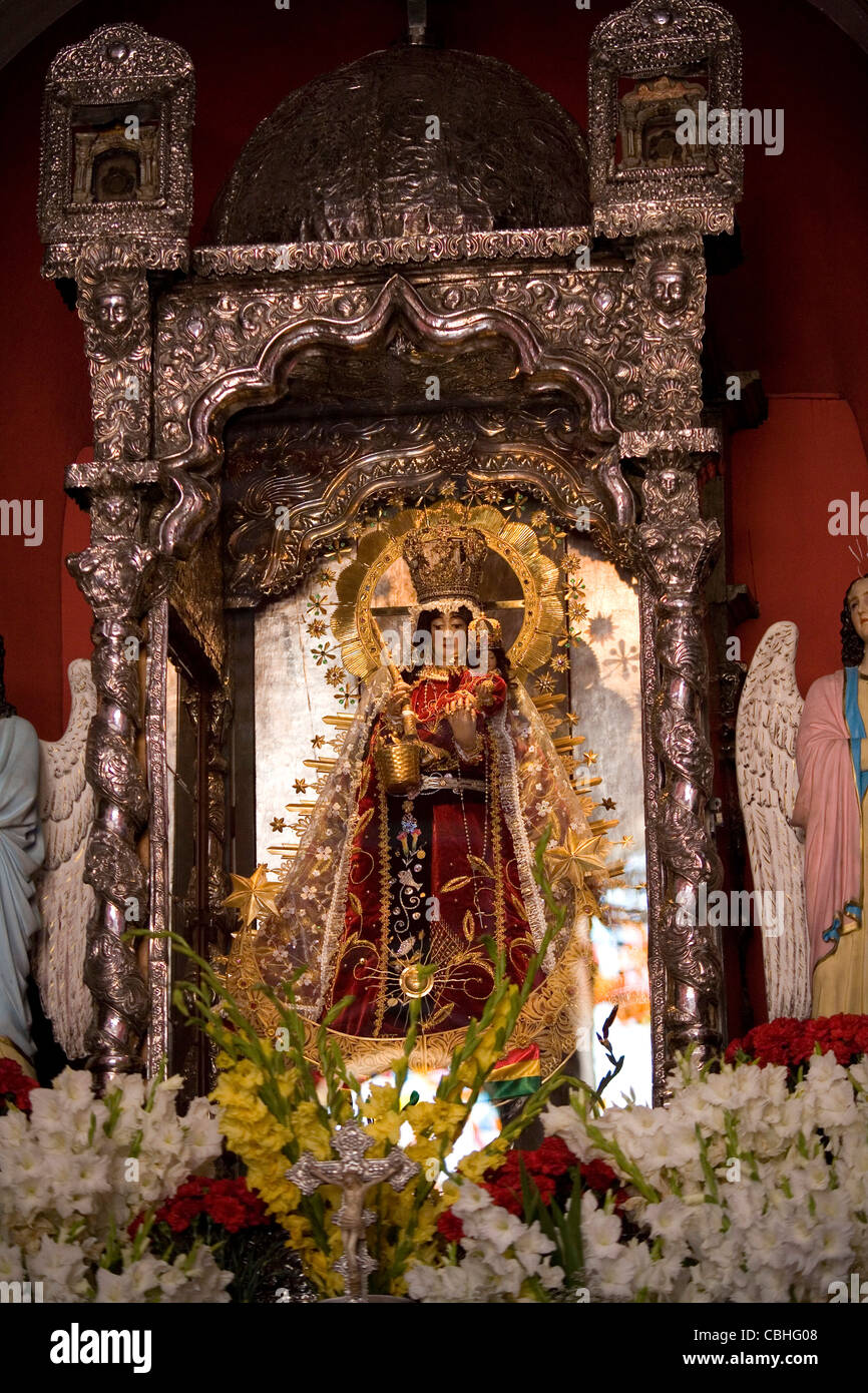 La statua della Vergine Maria Patrona della Bolivia (Vergine Morena) Copacabana Bolivia Foto Stock