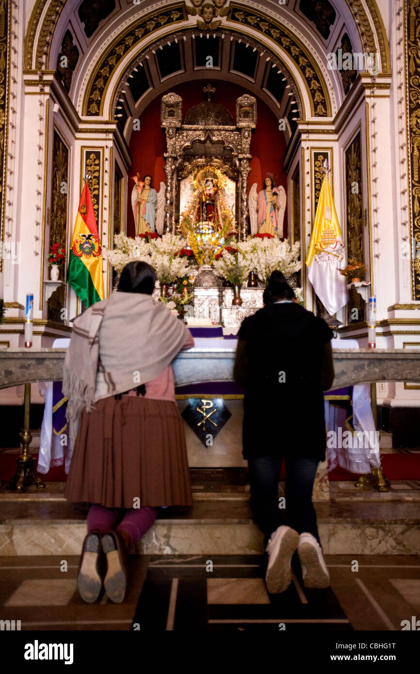 Devoto le donne a pregare la Vergine di Copacabana (Vergine Morena, patrono della Bolivia) all'interno della cattedrale in Copacabana Bolivia Foto Stock