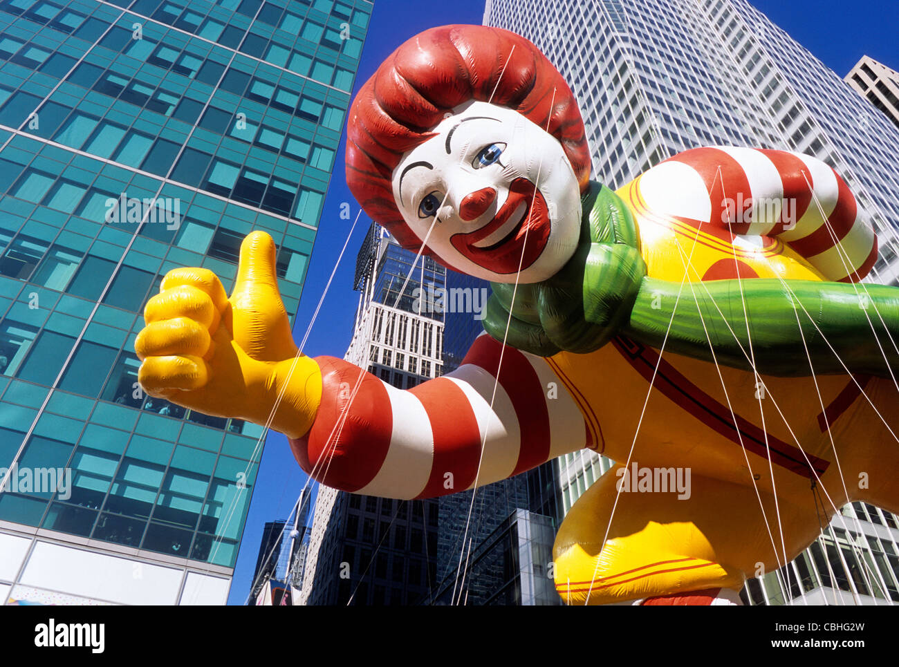 Sfilata di ringraziamento. Festa del giorno del Ringraziamento di Macy a New York. Ronald McDonald palloncino che dà pollice è in su. Vista closeup del clown. STATI UNITI Foto Stock