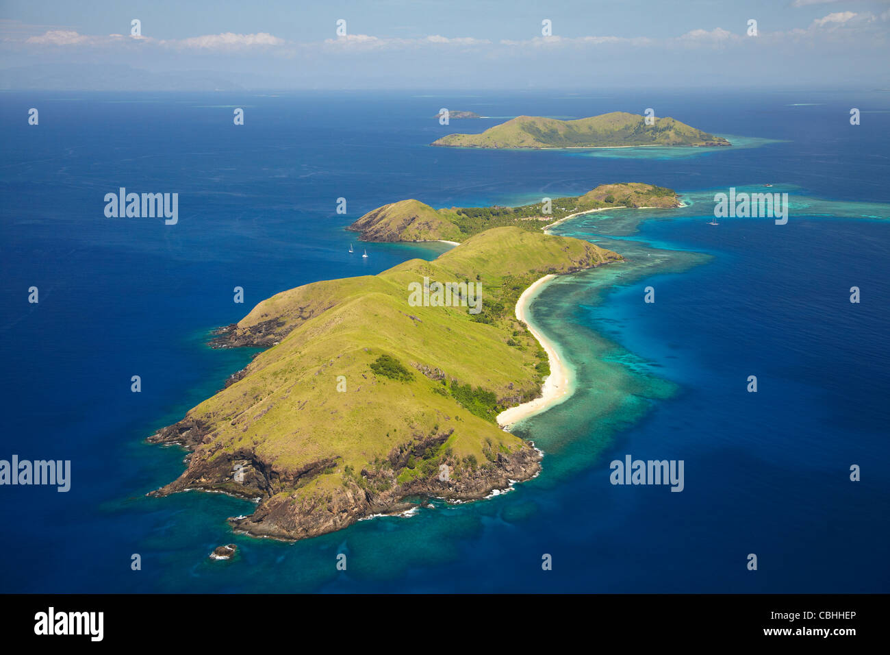 Yanuya Island, (e Tavua isola in background), Isole della Mamanuca, Figi, South Pacific - aerial Foto Stock