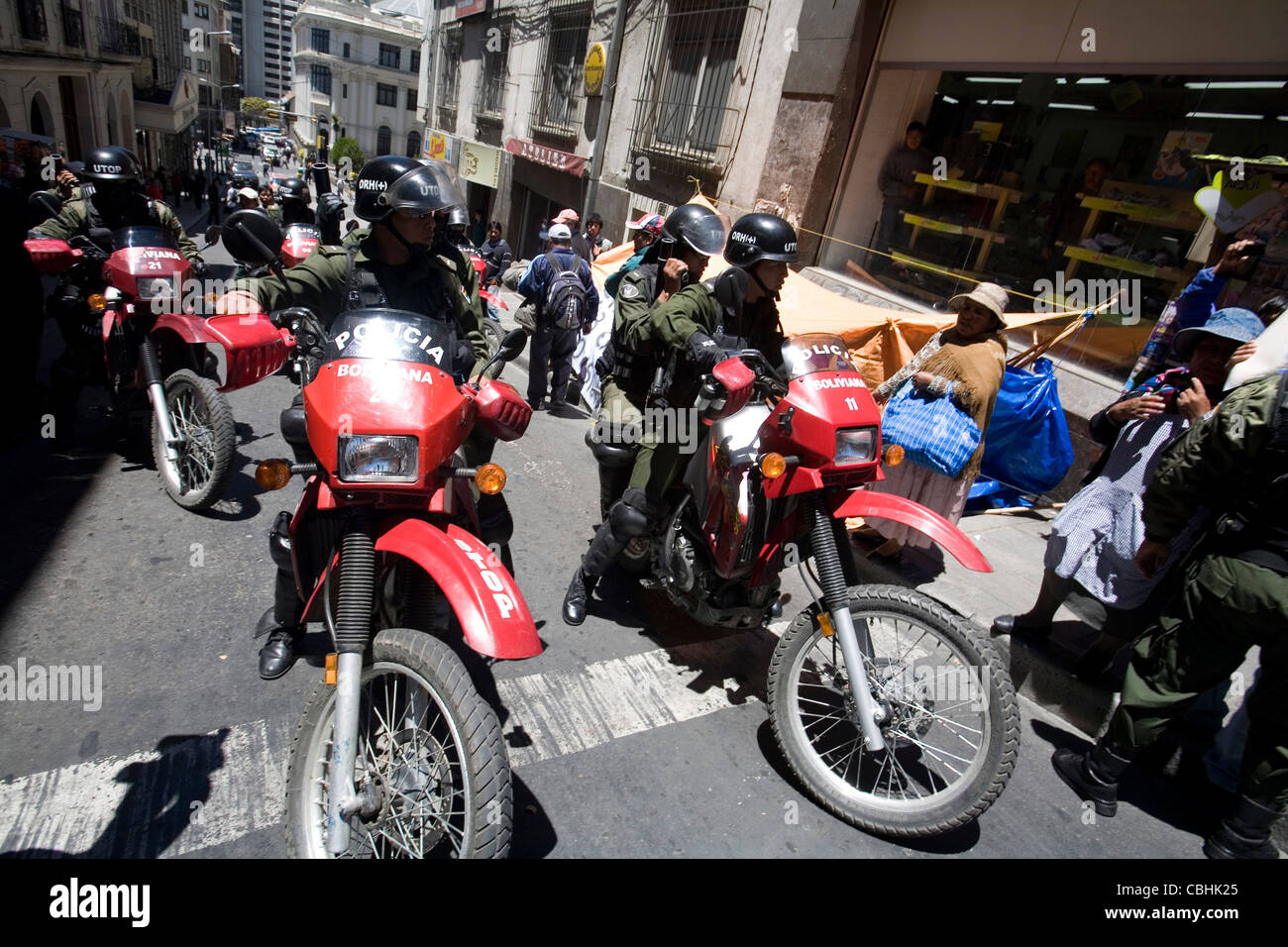 La polizia boliviana intervenire con le motociclette per aprire un blocco causato da indigeni che protestavano per i loro diritti a La Paz, in Bolivia Foto Stock