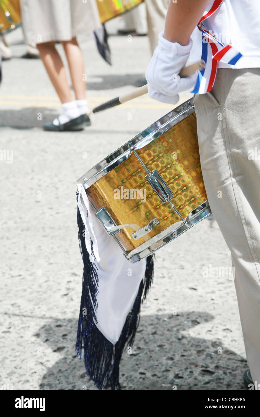 Il batterista giocando rullanti in parata, spazio copia, verticale Foto Stock
