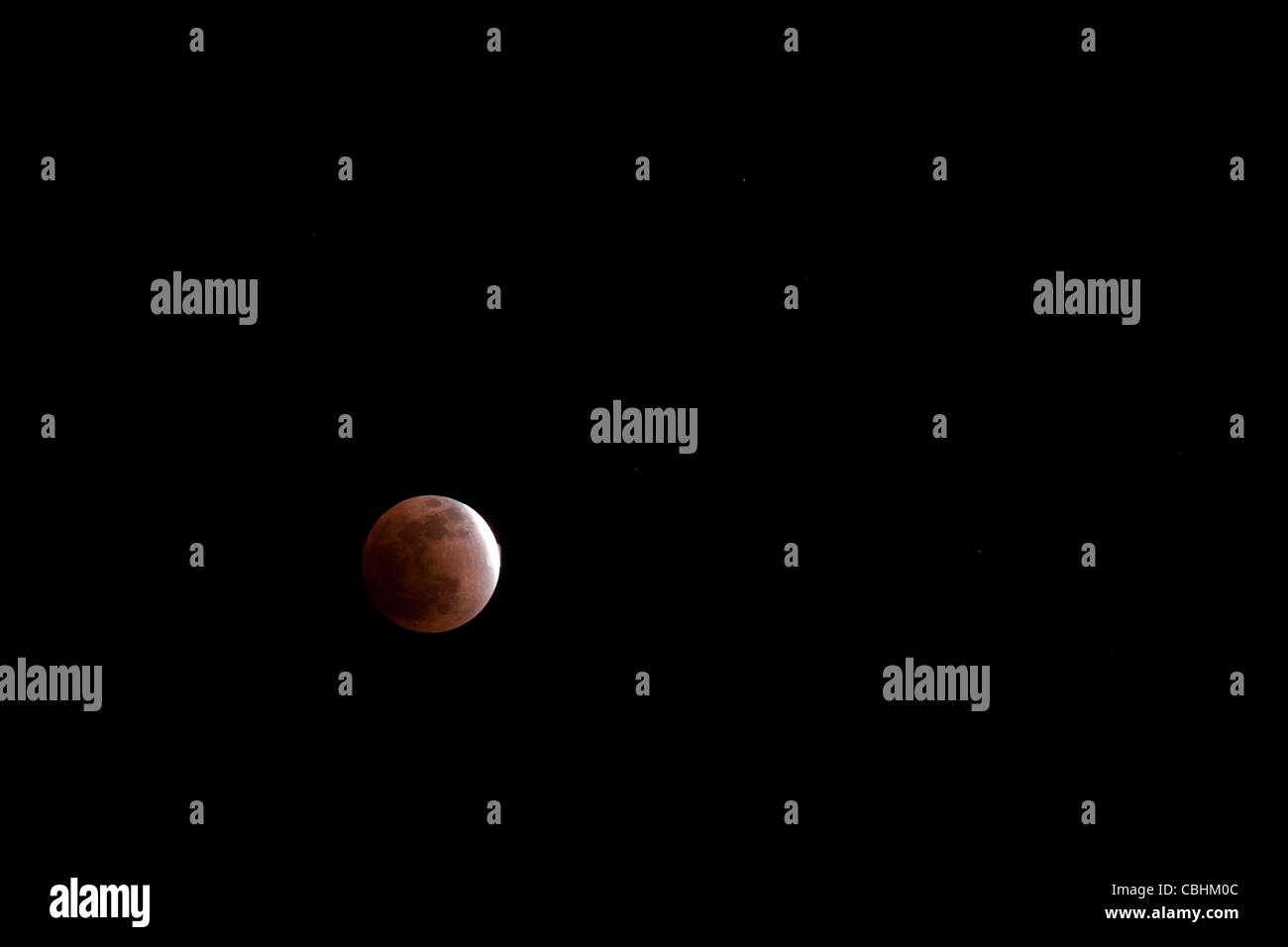 L'eclissi lunare totale del 10 dicembre 2011, vista da Mumbai, in India, mostrava una "Luna di sangue" rossa profonda mentre l'ombra della Terra copriva completamente la Luna. Foto Stock