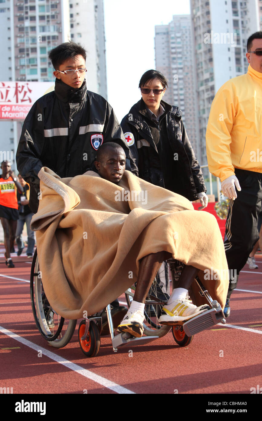 Maratona atleta preso in sedia a rotelle al traguardo, maratona di Macau Foto Stock