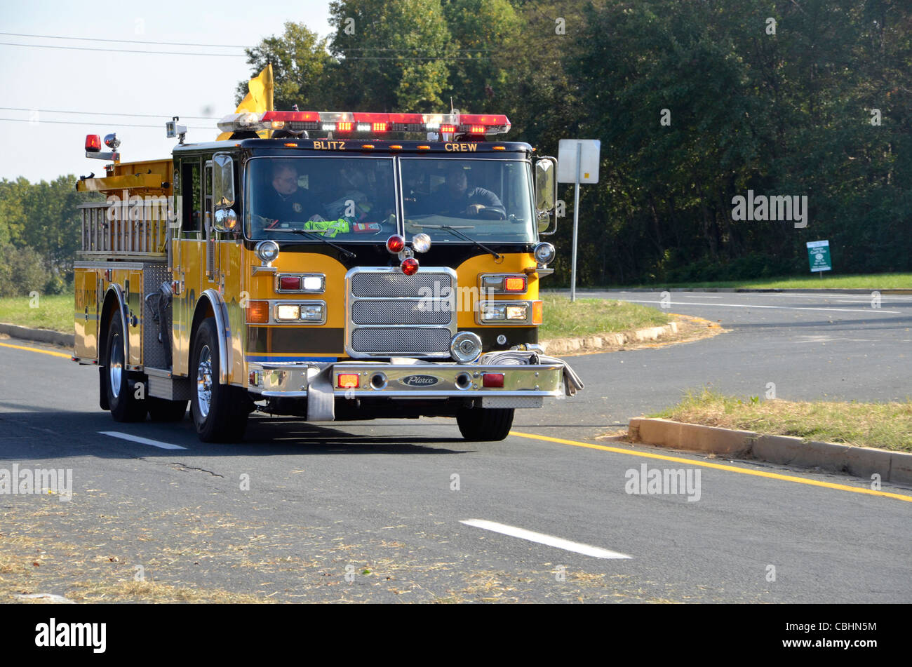 Fire truck racing giù per la strada in Glendale, Maryland ad una emergenza chiamata 911 Foto Stock