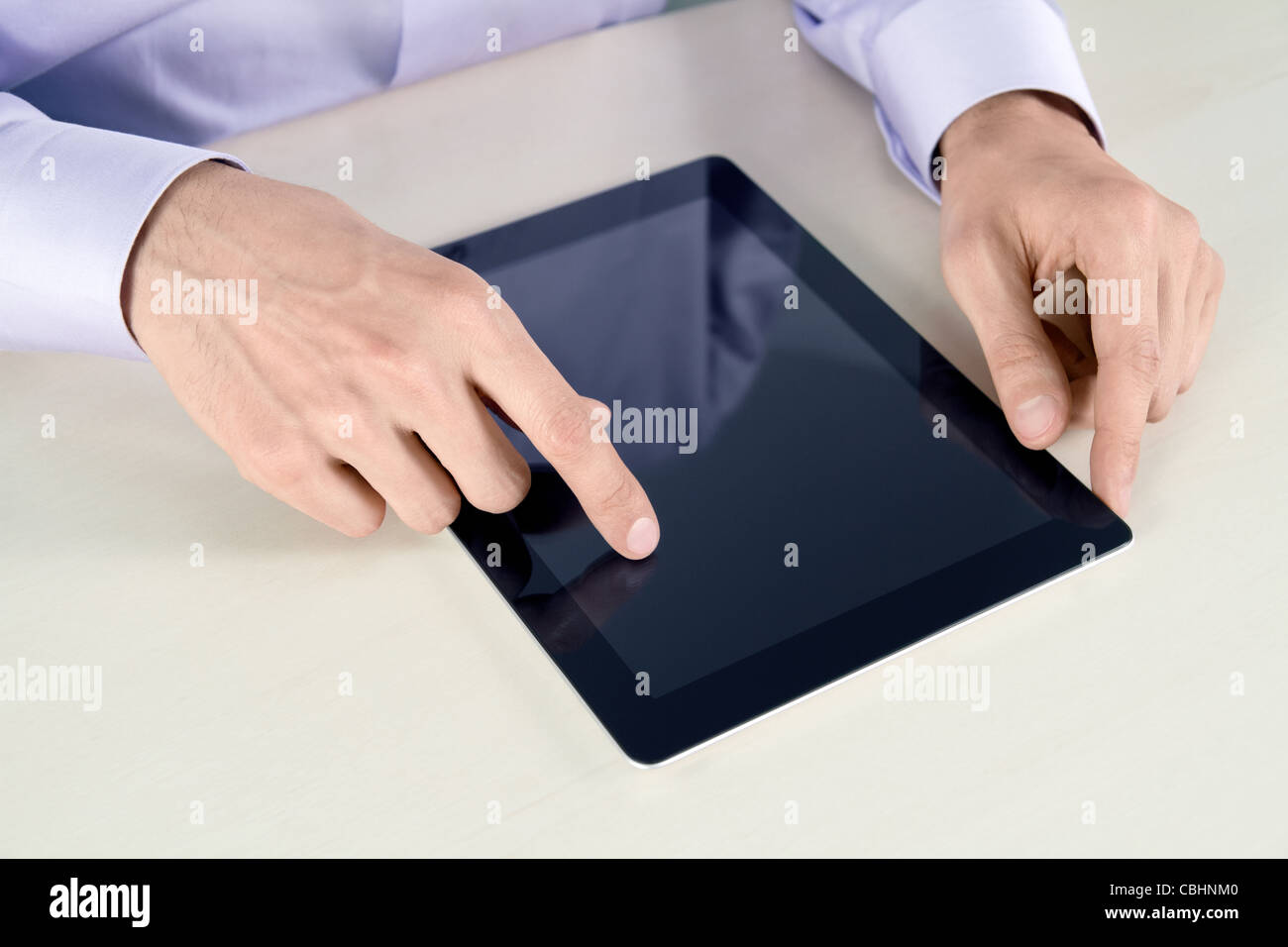 Imprenditore mani tocchino sul contemporanea di tablet pc. Foto Stock
