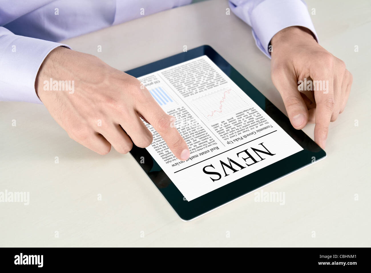 Imprenditore mani stanno puntando sul contemporanea tablet pc con le ultime notizie. Foto Stock