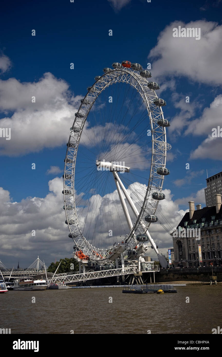 Il London Eye dal fiume Thames, Regno Unito Foto Stock