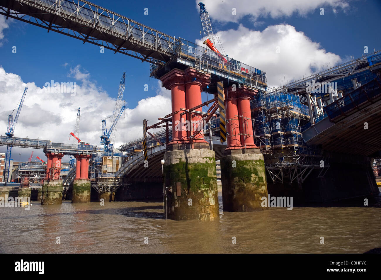 Nuovo ponte supporta in costruzione adiacente alla rampa di Blackfriars Bridge, London, Regno Unito Foto Stock