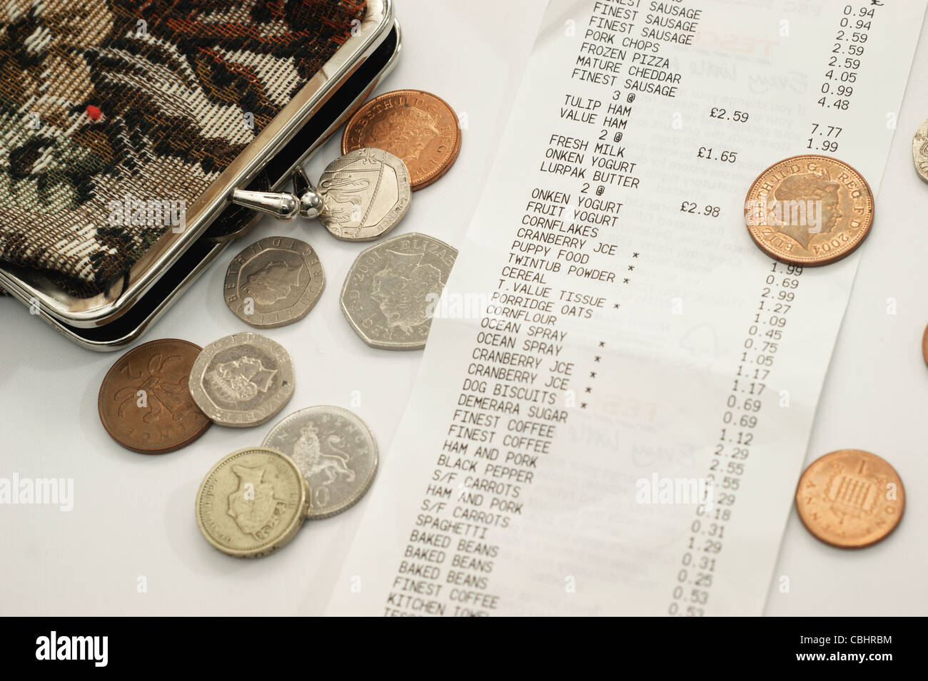 Supermercato shopping bill fino al ricevimento con portamonete e denaro Foto Stock
