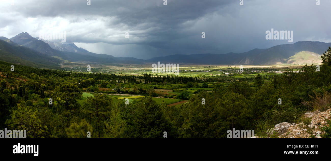 Baisha, Yunnan panorama sulle montagne Foto Stock