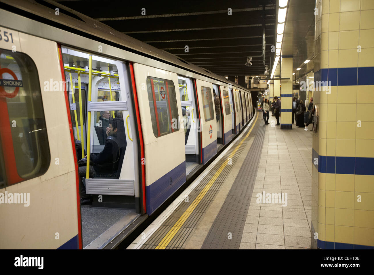 Aprire le porte del tubo treno seduto alla stazione della metropolitana di Londra England Regno Unito Regno Unito Foto Stock