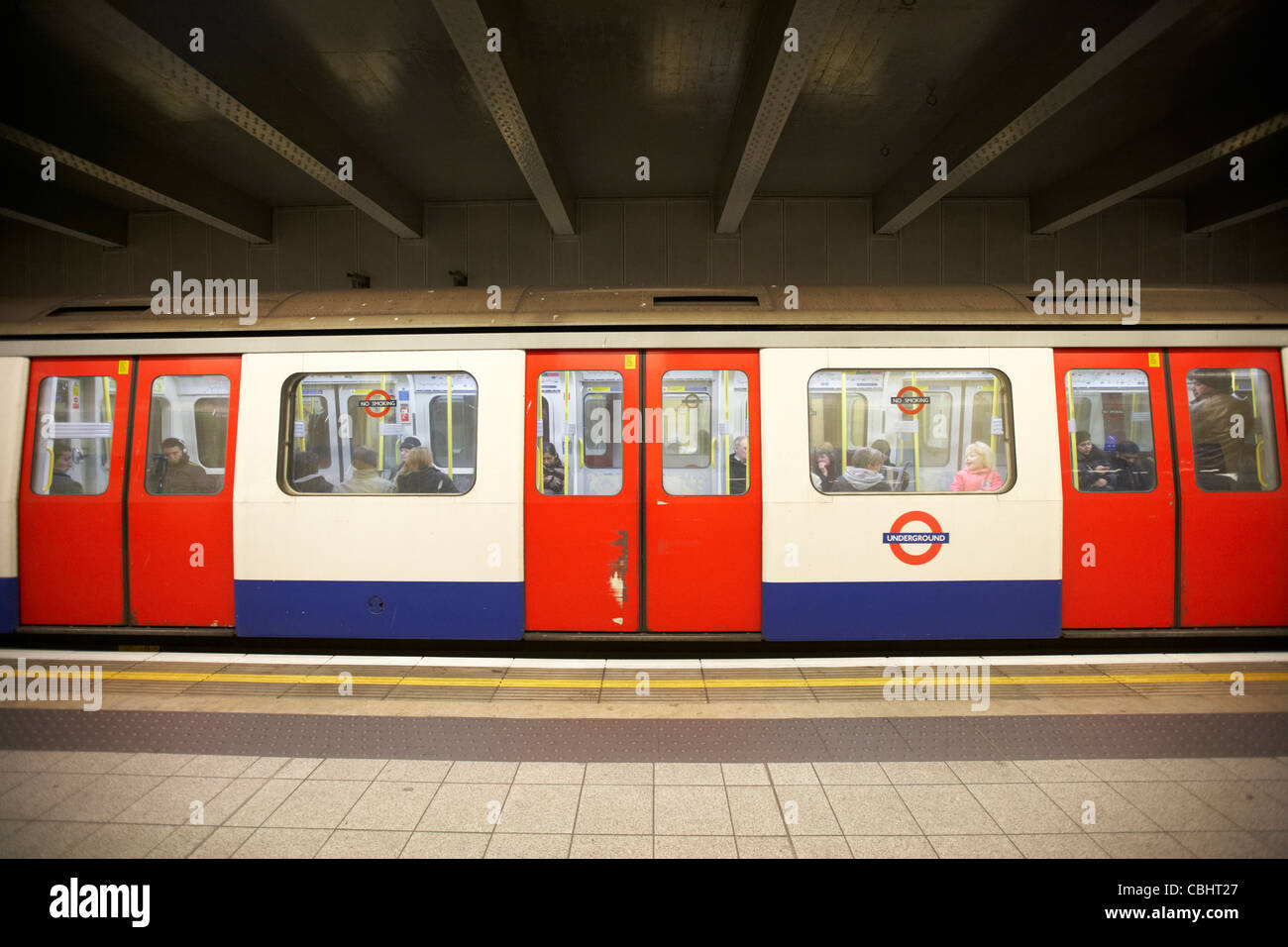 Tubo seduta del treno alla stazione metropolitana di Londra England Regno Unito Regno Unito Foto Stock