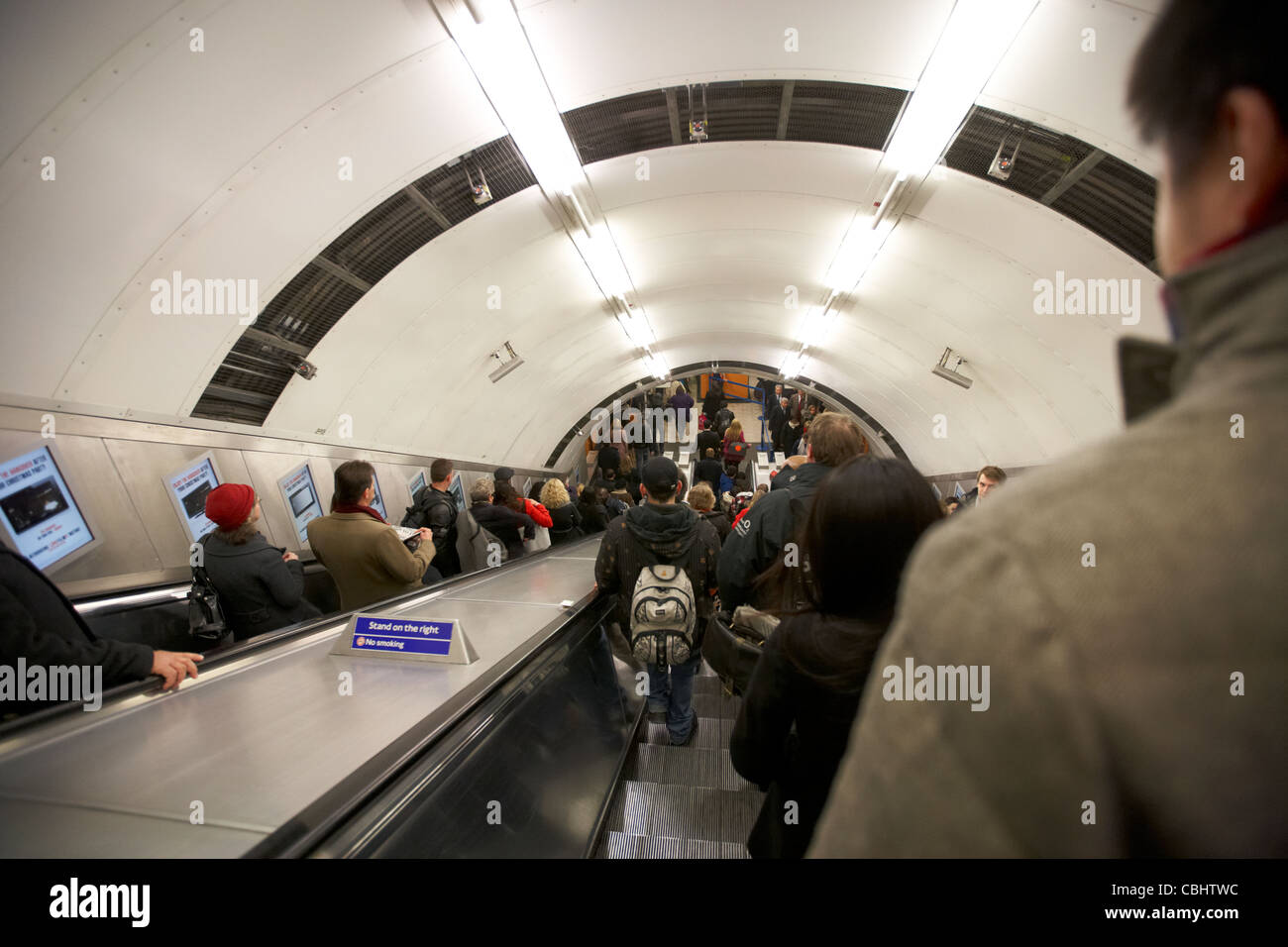 Passeggeri e pendolari sulla scala mobile a London Underground tube station England Regno Unito Regno Unito Foto Stock