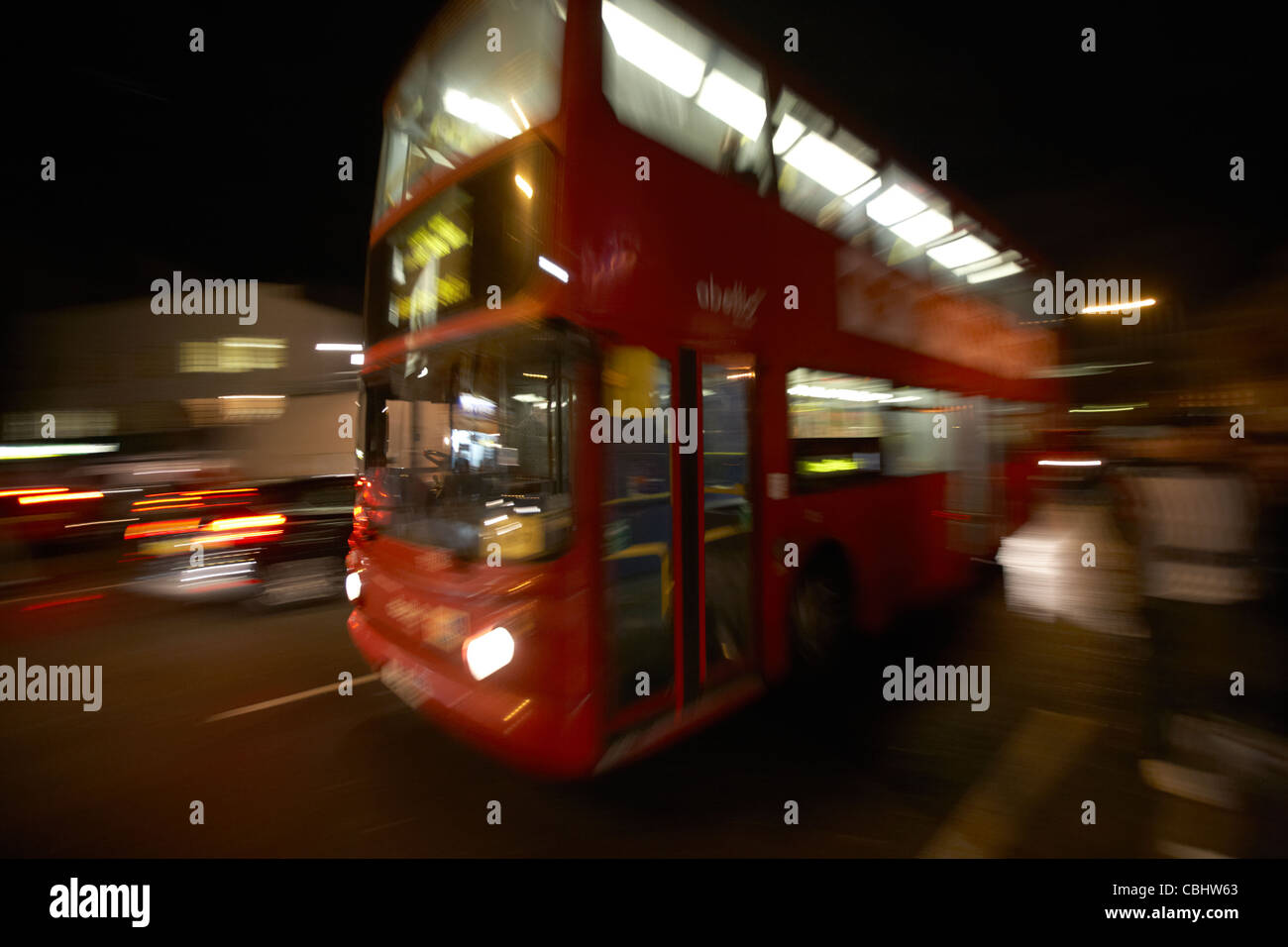 London bus rosso a due piani di trasporto pubblico di notte England Regno Unito Regno Unito deliberata motion blur panoramiche Foto Stock