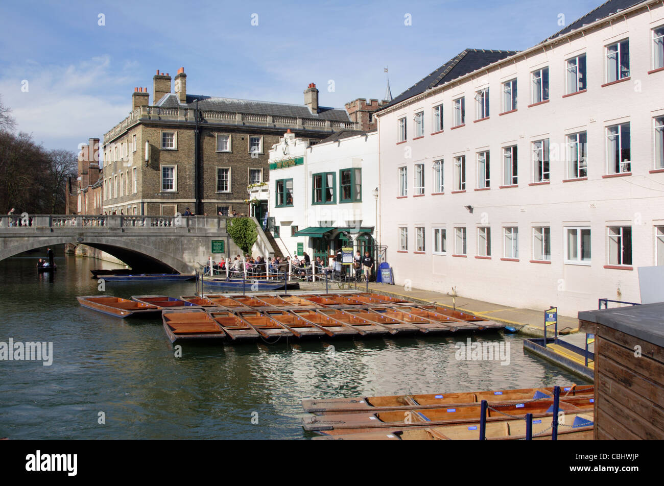 Sterline tradizionale per il noleggio lungo il fiume Cam, Cambridge, Inghilterra, Regno Unito Foto Stock