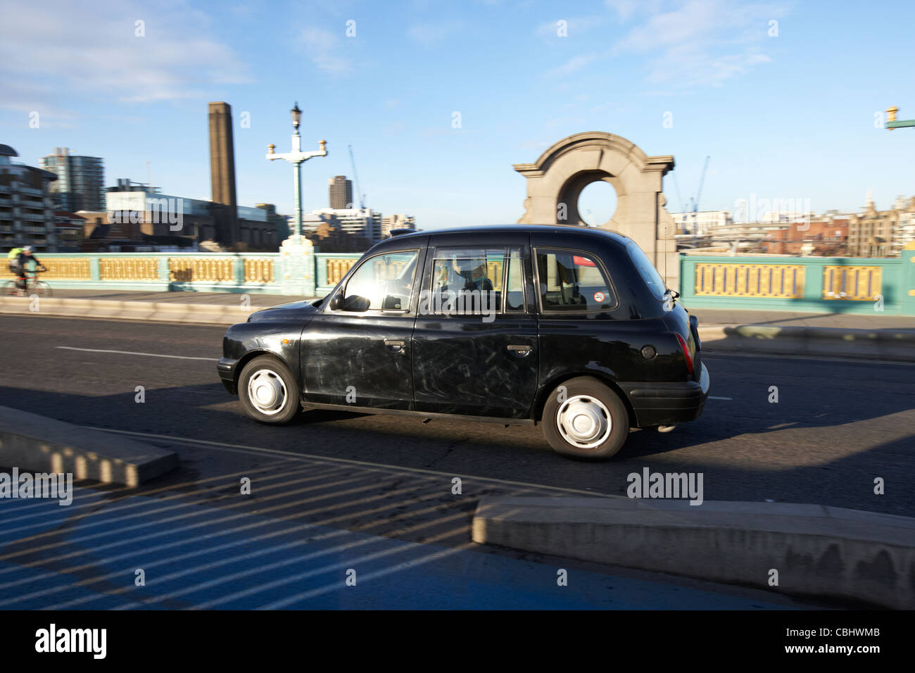 Black Cab londinese taxi viaggiano su Southwark Bridge in centro a Londra England Regno Unito Regno Unito Foto Stock