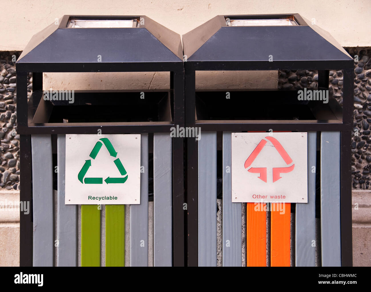 Due pubblici garbage - scatole riciclabili, altri rifiuti Foto Stock