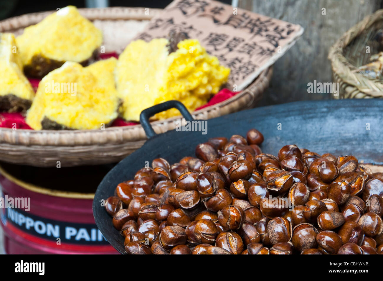 Arrosto di castagne e patate dolci su un mercato locale - provincia di Hunan (Cina) Foto Stock
