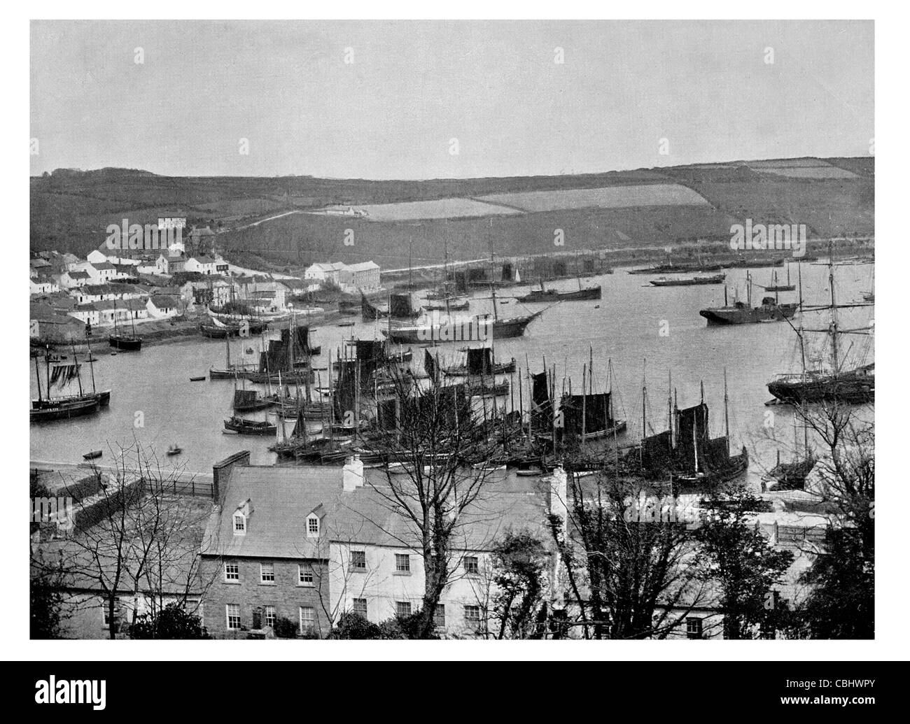 Kinsale flotta da pesca nella contea di Cork in Irlanda Fiume Bandon barche a vela vela porto di pescatori per la porta del dock holiday resort yacht Foto Stock