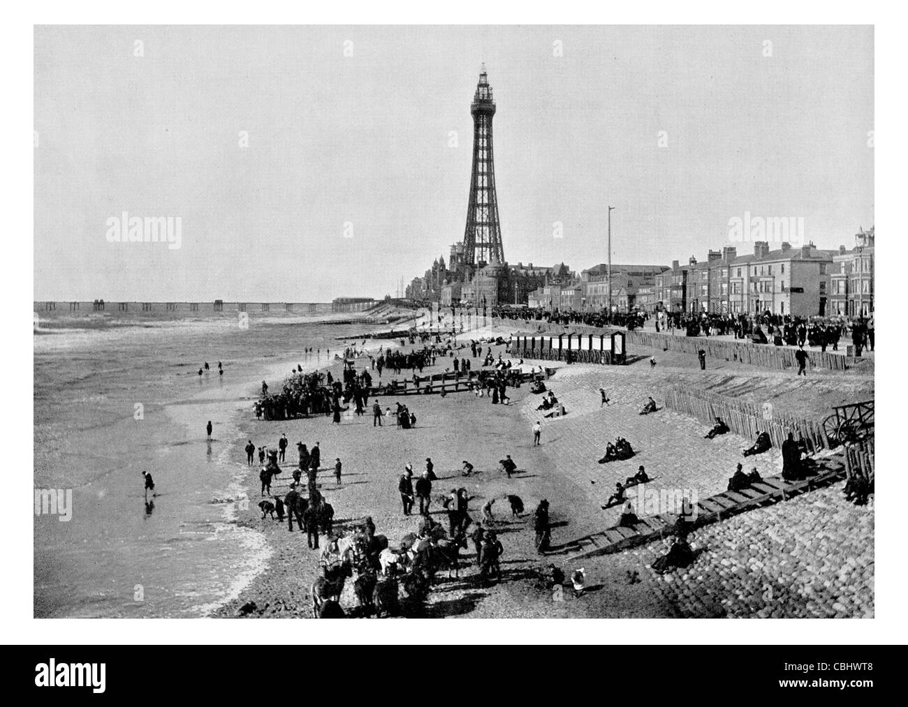 Dalla torre di Blackpool Lancashire Inghilterra Federazione mondiale grandi torri Grade 1 listed building Promenade esplanade pier seaside resort Foto Stock